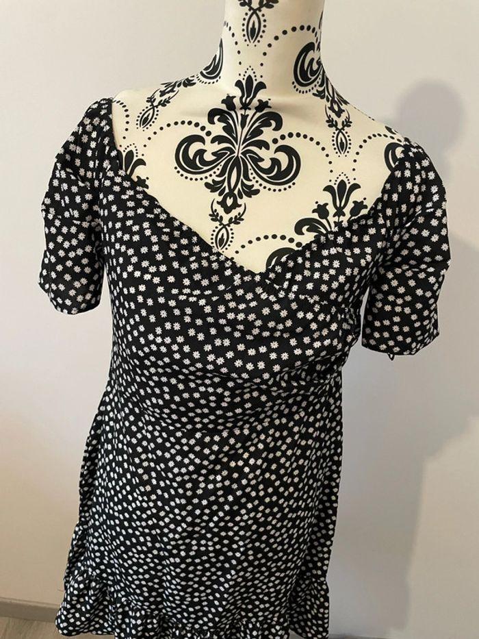 Robe à manches courtes noir à fleurs blanc épaule élastique SHEIN taille 40 - photo numéro 2