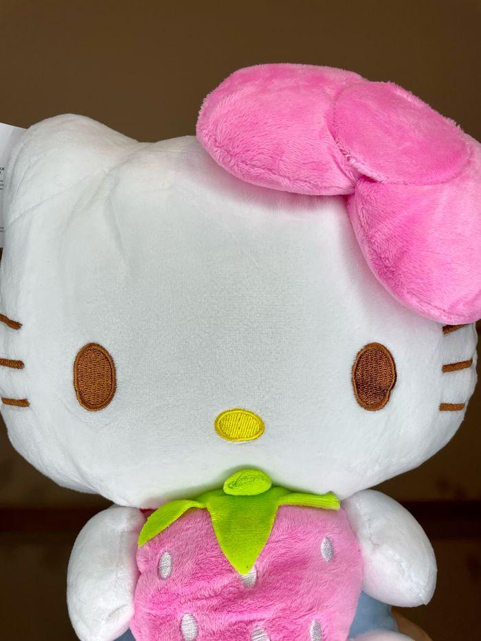 Peluche Hello Kitty avec la fraise - photo numéro 2