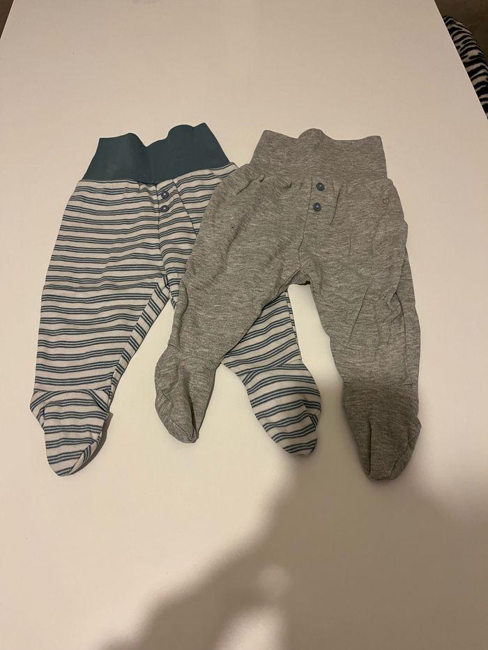 Vend lot de 2 pantalons à pieds - photo numéro 1