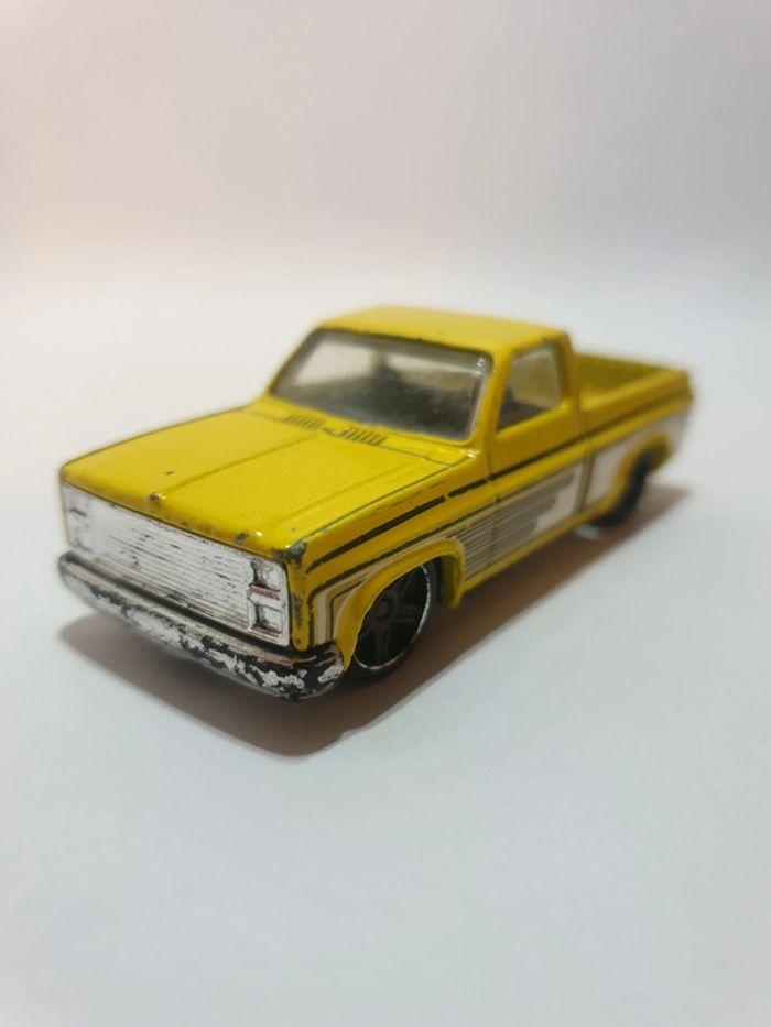 Hot Wheels 83 Chevrolet Chevy Silverado Jaune - 2014 - photo numéro 1