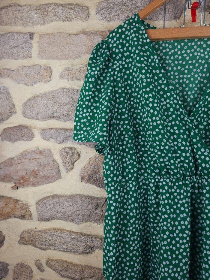 Robe manches bouffantes verte et blanc Femme Taille 54 marque PrettyLittlething 🛍 - photo numéro 2