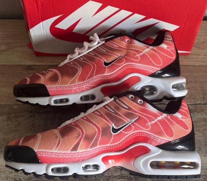 Nike TN, taille 43, corail et blanc - photo numéro 1