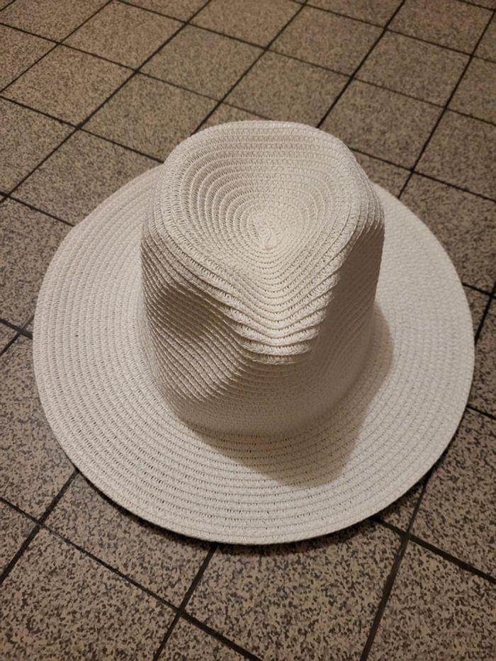 Chapeau blanc - photo numéro 1