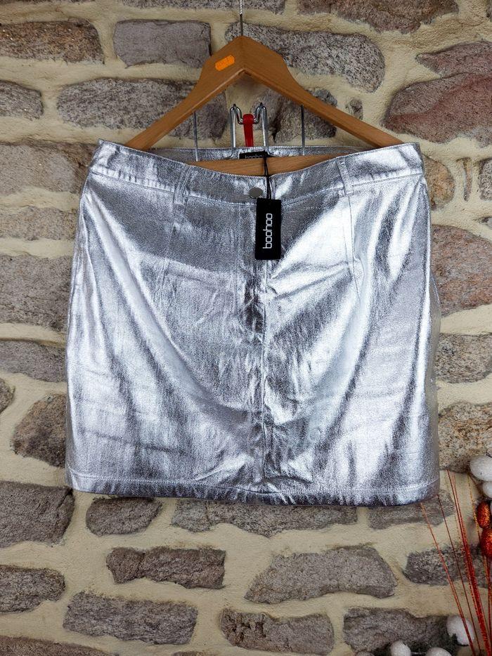 Mini jupe métallisée argent Neuf avec étiquette Femme taille 44 marque Boohoo 🍬 - photo numéro 2