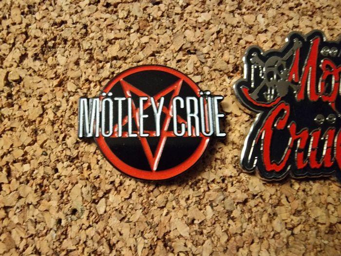 Lot de 2 pin's Mötley Crüe - photo numéro 2