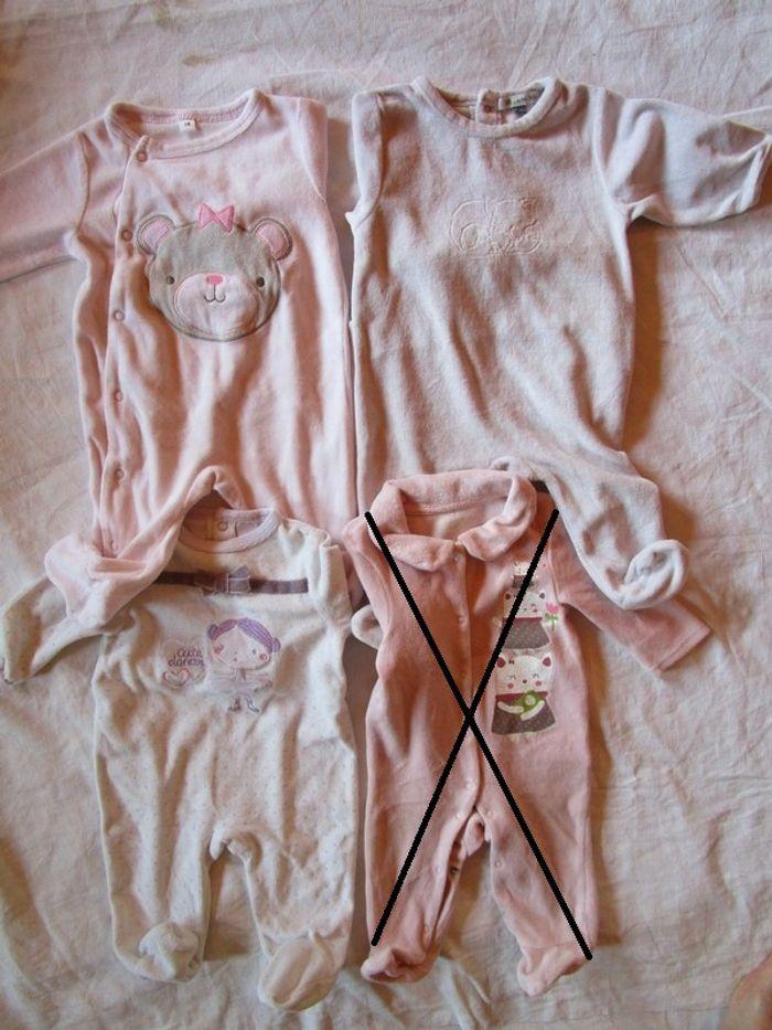 Lot de 3 pyjamas en velours TBE 3 mois - photo numéro 1