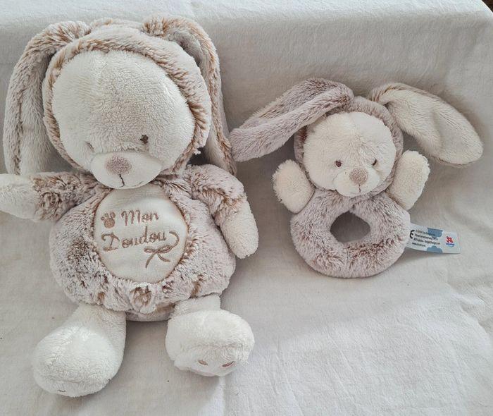 Doudou peluche ours déguisé en Lapin chiné avec hochet - Simba