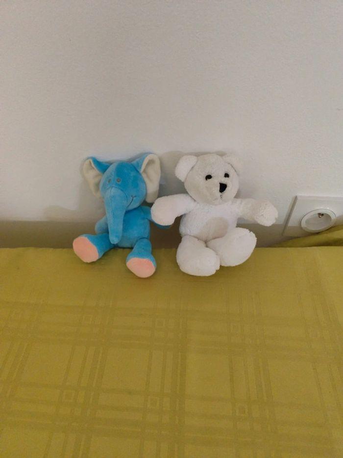 Lot de 2 peluches 1 éléphant bleu 1 ourson blanc - photo numéro 1