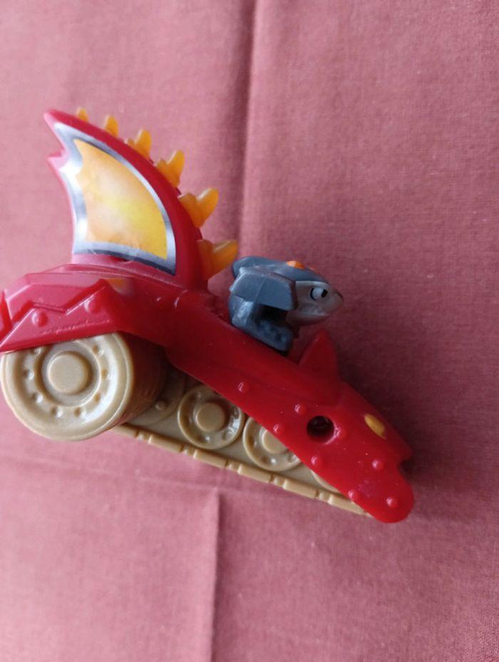 Figurine McDonald's Skylanders requin dans sa voiture - photo numéro 3