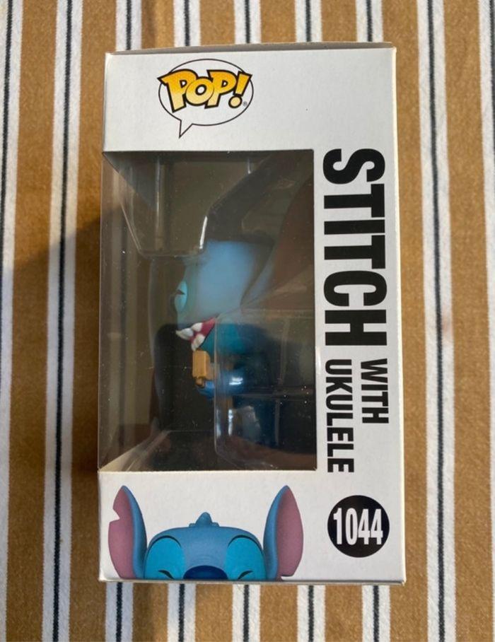 Stitch avec son ukulélé - photo numéro 2