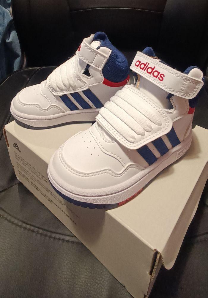 Baskets Bébé, Adidas Hoops Mid 3.0 AC I. Taille 22. Neuves. - photo numéro 1