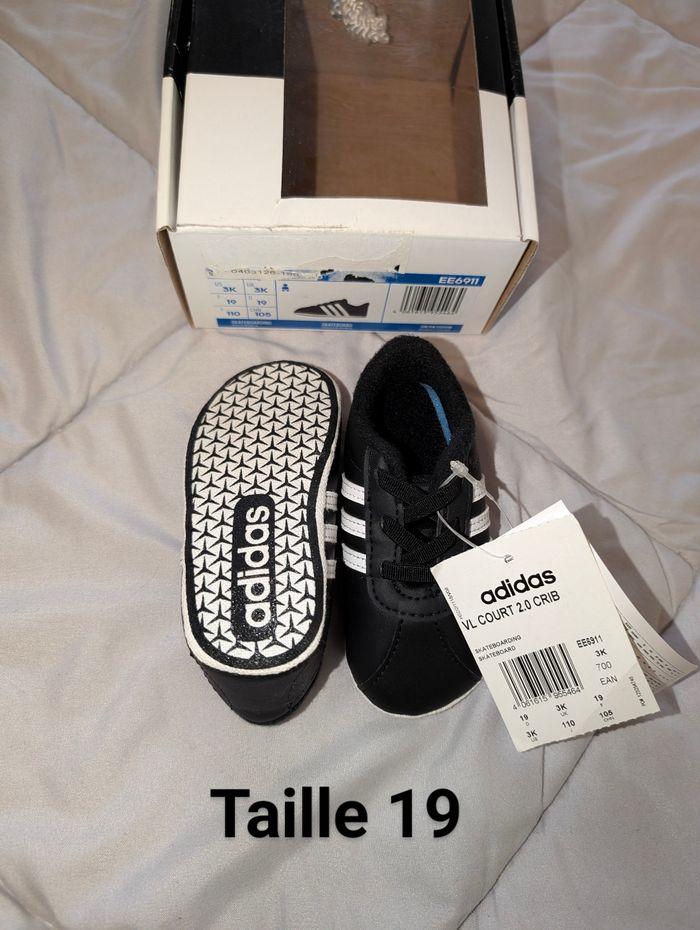 Baskets Adidas taille 19 - photo numéro 1