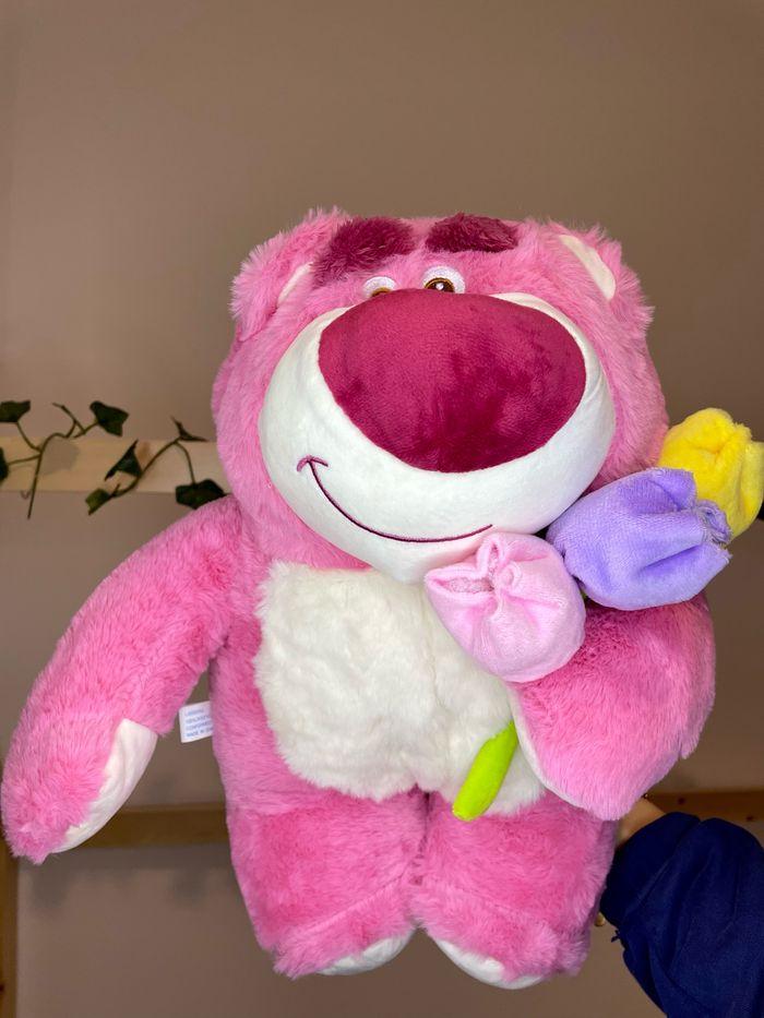 Peluche Lotso Toy Story et son bouquet de fleurs 💐 - photo numéro 1