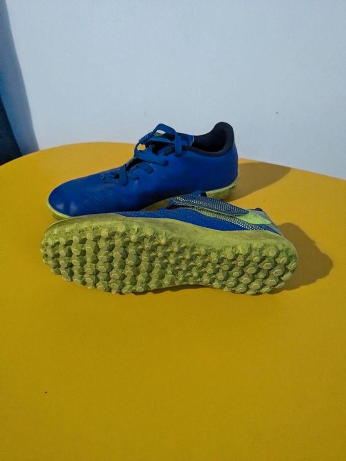 Chaussures de foot kipsta bleues et vertes 30 - photo numéro 2