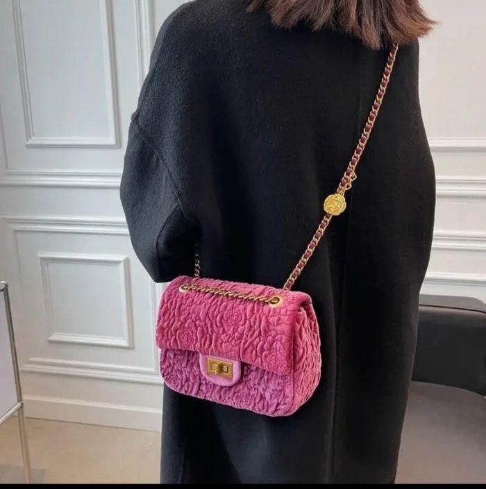 Sac bandoulière ''velours de Roses'' imitation ''Chanel'' - photo numéro 2