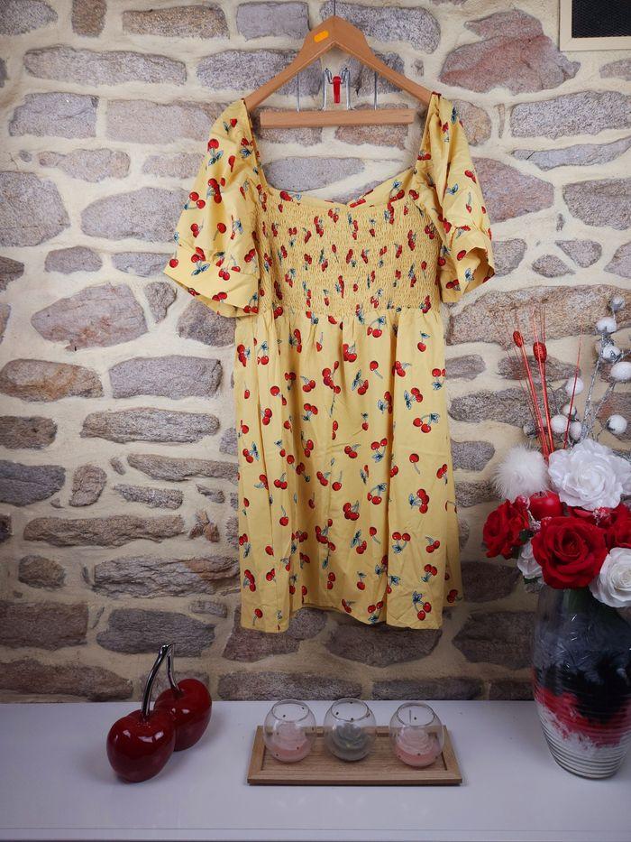 Robe encolure cœur jaune à motifs cerises Femme taille 54 marque Boohoo 🍬 - photo numéro 3