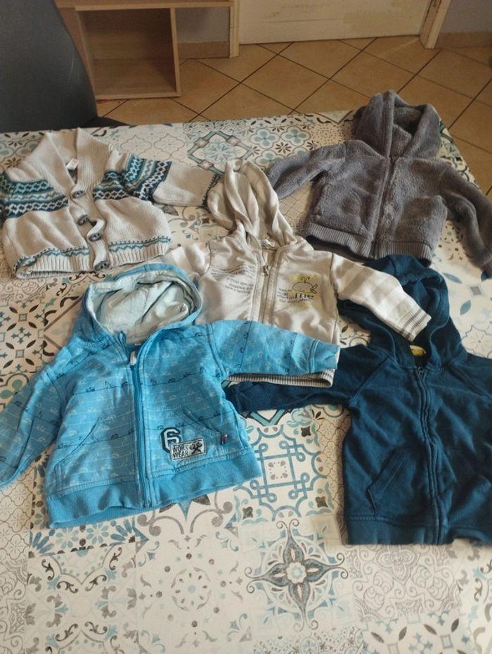 Lot de 5 gilets garçon 12mois tbe - photo numéro 2