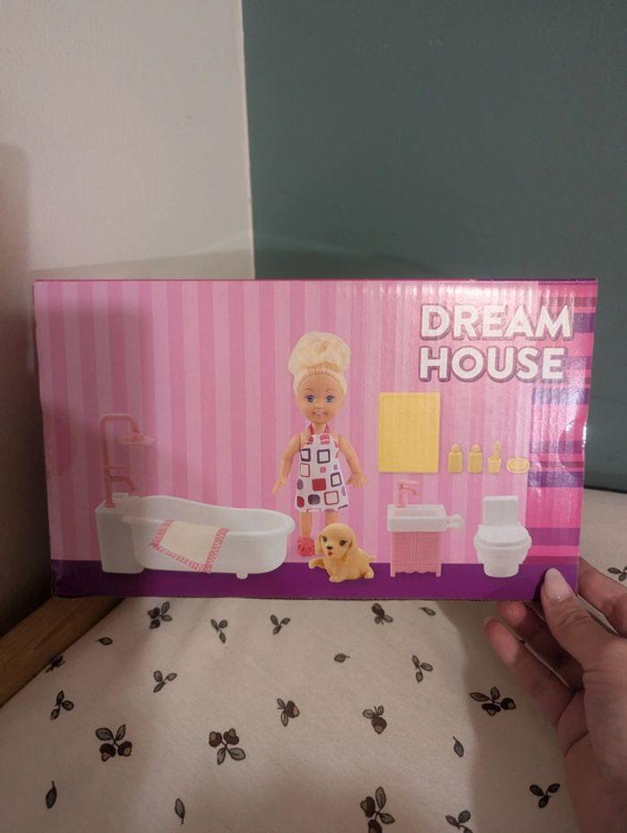 Mini barbie dans sa salle de bain - photo numéro 3