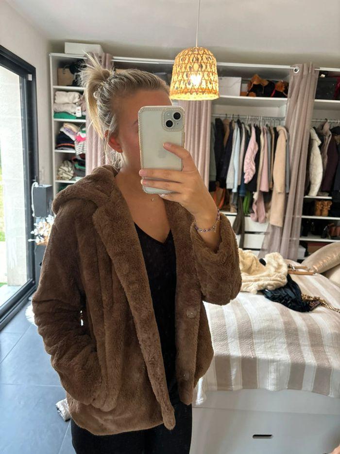 Manteau à capuche en fausse fourrure marron - photo numéro 3