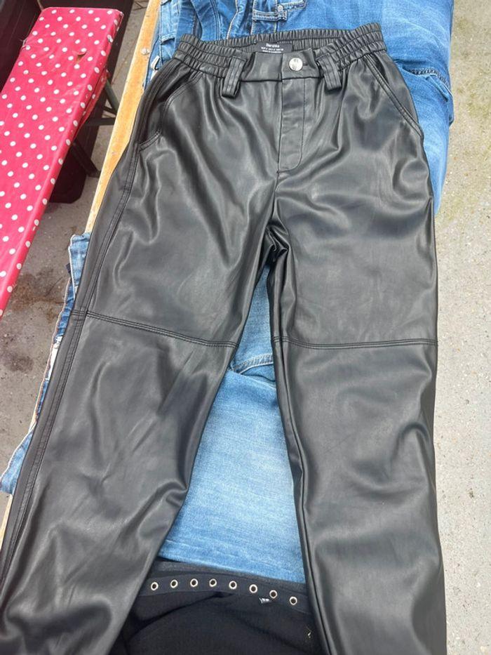 Pantalon large noir Bershka en simili cuir - photo numéro 1