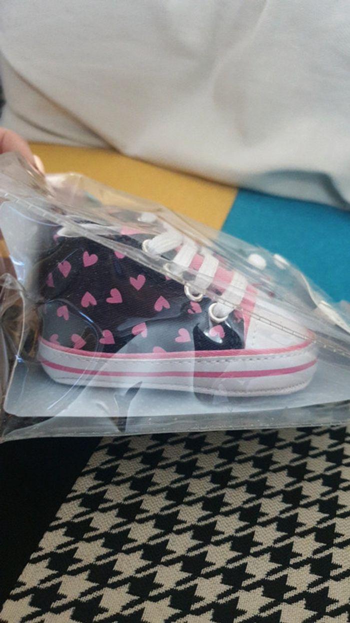 Chaussure bébé neuve noir et rose motif cœur 17/18 - photo numéro 2