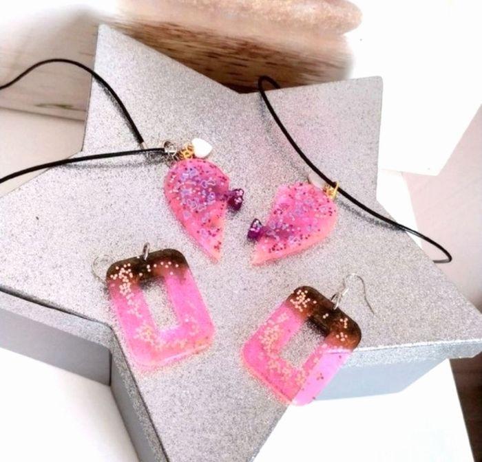 Lot de 3  bijoux, rose et noir : 2 colliers avec pendentif + 1 paire de boucles d'oreilles - photo numéro 2