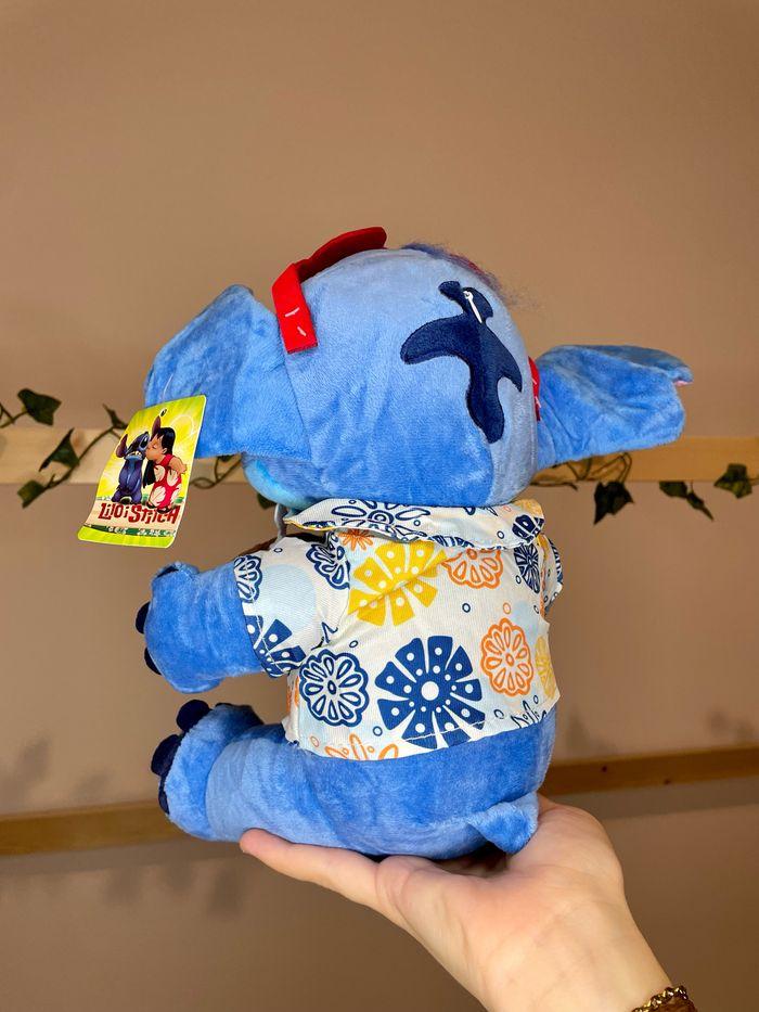 Peluche Disney Stitch en tenue de vacances - photo numéro 3