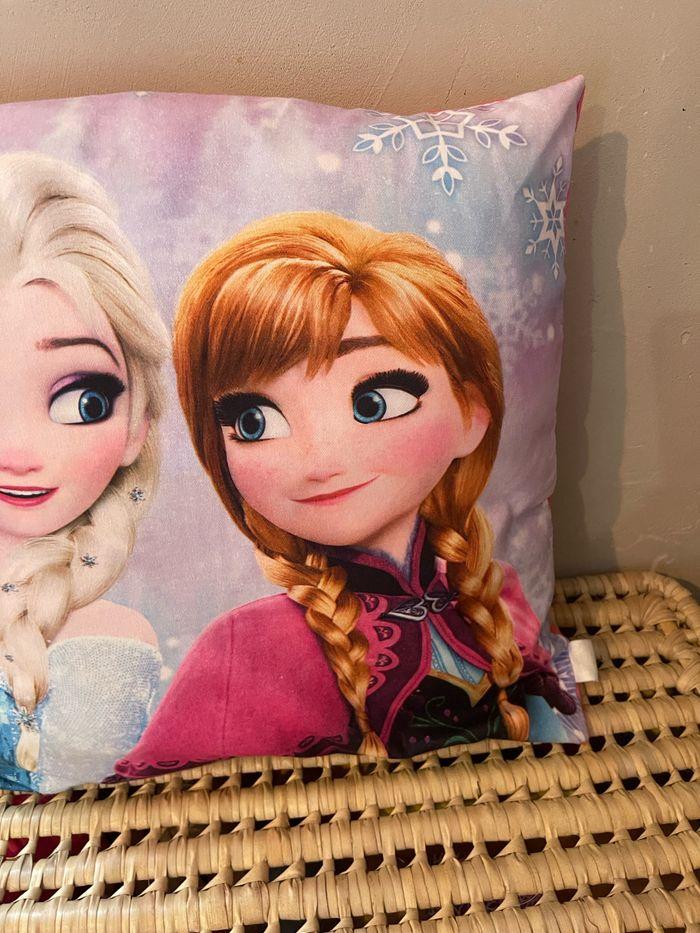 Coussin  la Reine des neige et Elsa rose - photo numéro 2