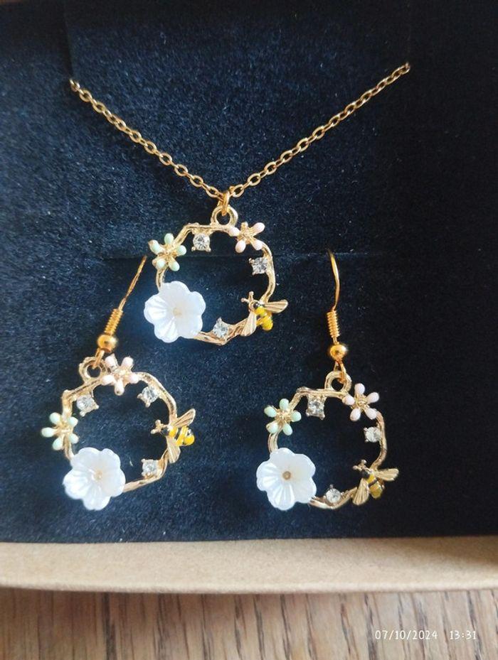 Parure fleurie collier et boucles d'oreilles - photo numéro 2