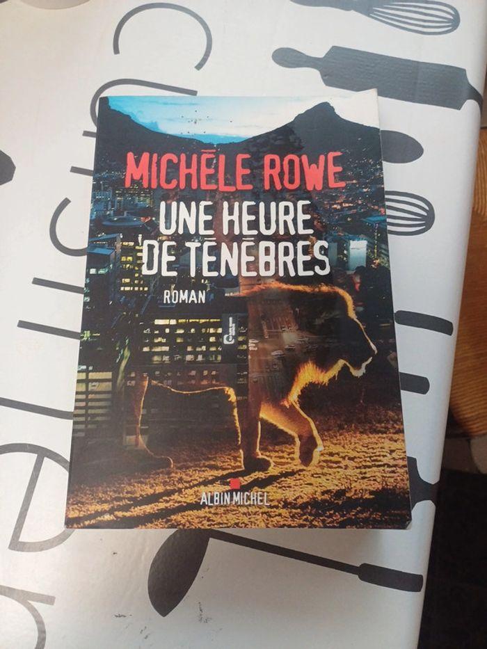 Livre une heure de ténèbres - photo numéro 1