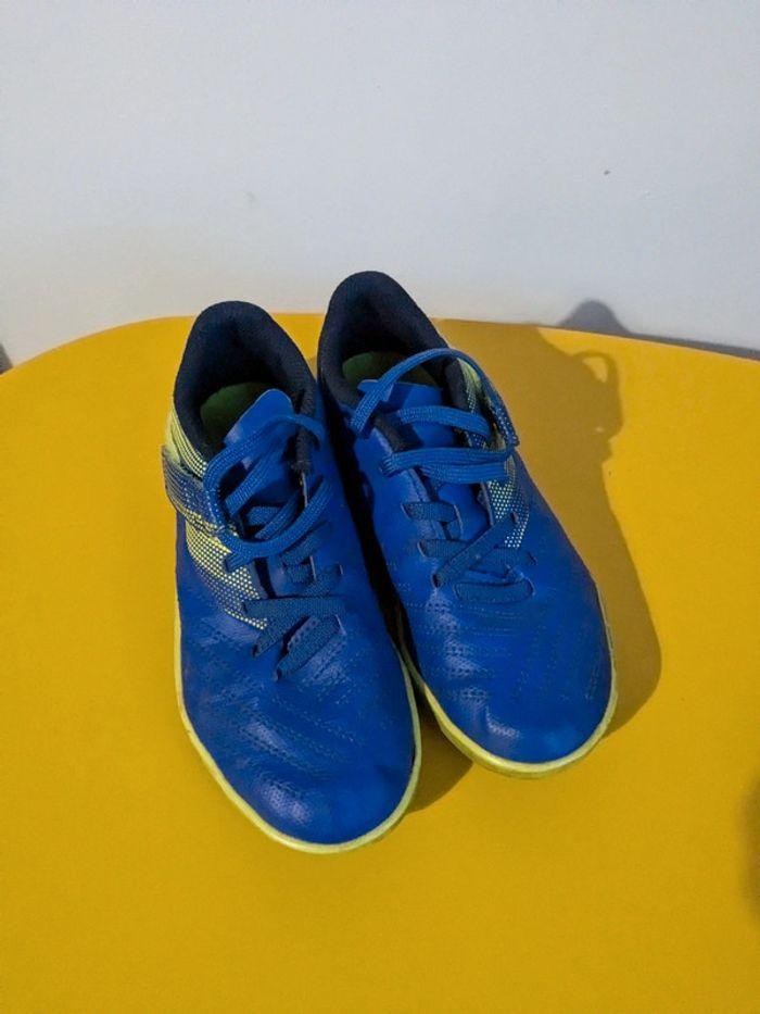 Chaussures de foot kipsta bleues et vertes 30 - photo numéro 3