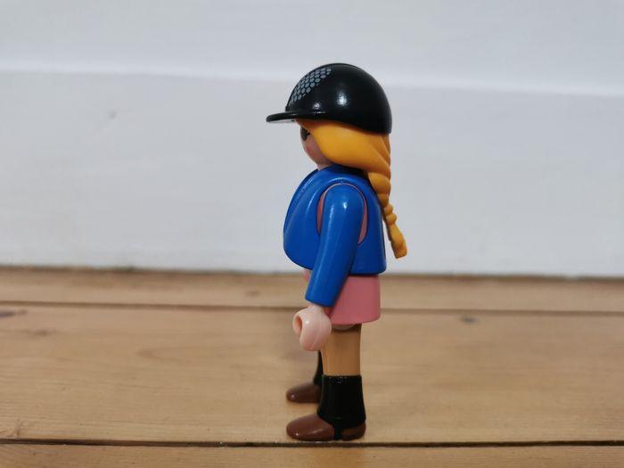 Cavalière Playmobil avec le gilet bleu et tee shirt rose - photo numéro 2