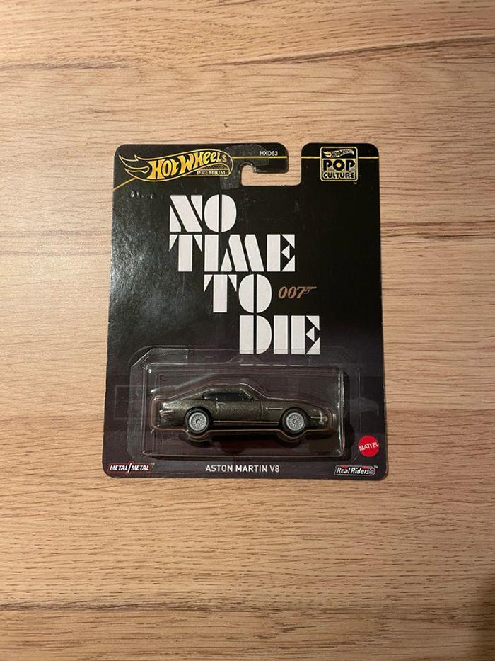 Hot Wheels Voiture James Bond 007 Aston Martin V8 Noire - photo numéro 1