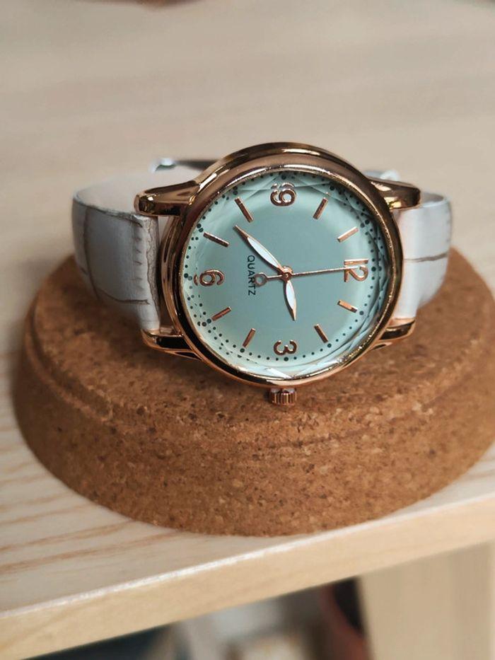 Montre grise totale, femme, élégante en reliefs - photo numéro 2