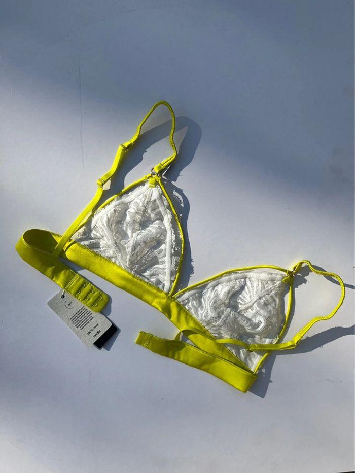 Soutien-gorge triangle jaune et dentelles blanche - photo numéro 4