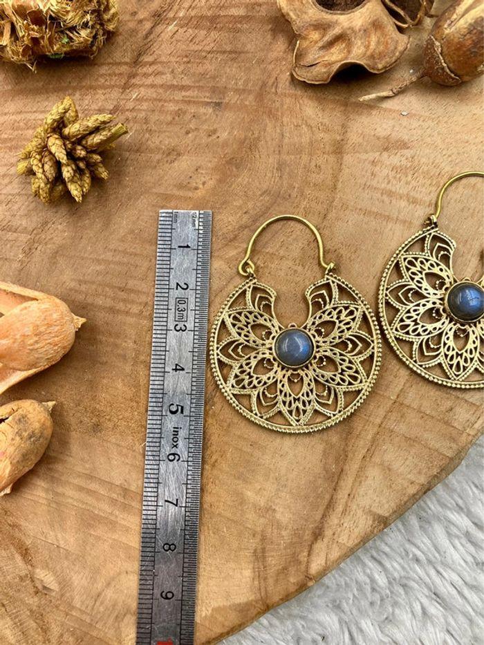 Boucles d’oreilles créoles en laiton Indien avec pierres de Labradorite bleue - photo numéro 4