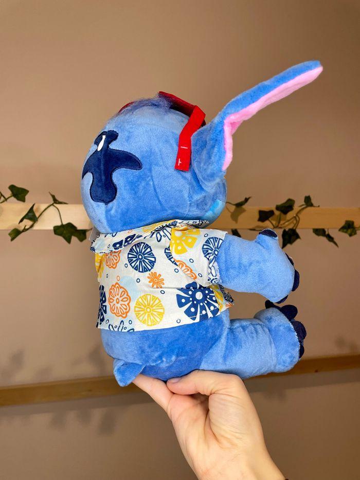 Peluche Disney Stitch en tenue de vacances - photo numéro 8