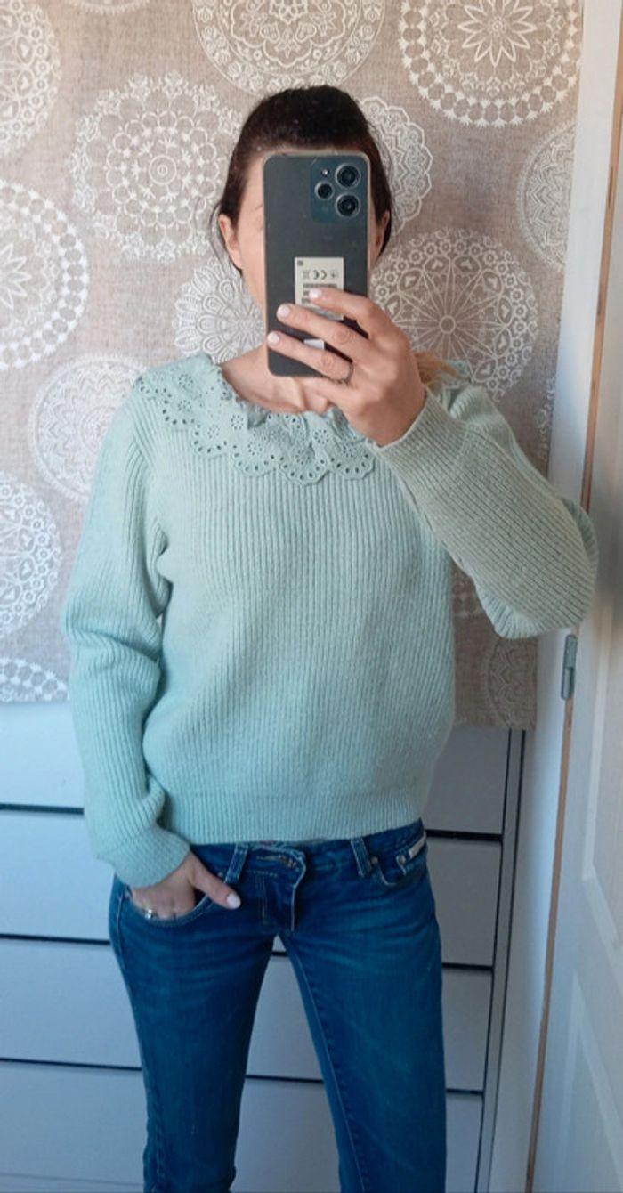 Pull dos nu, vert clair col broderie anglaise - photo numéro 7