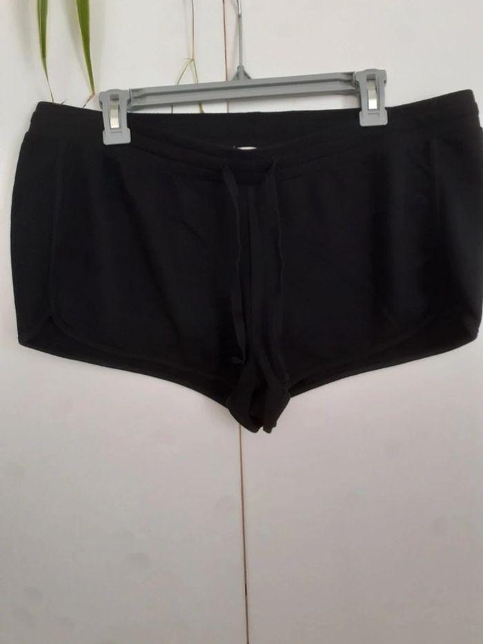 Short neuf Taille 44/46 - photo numéro 1