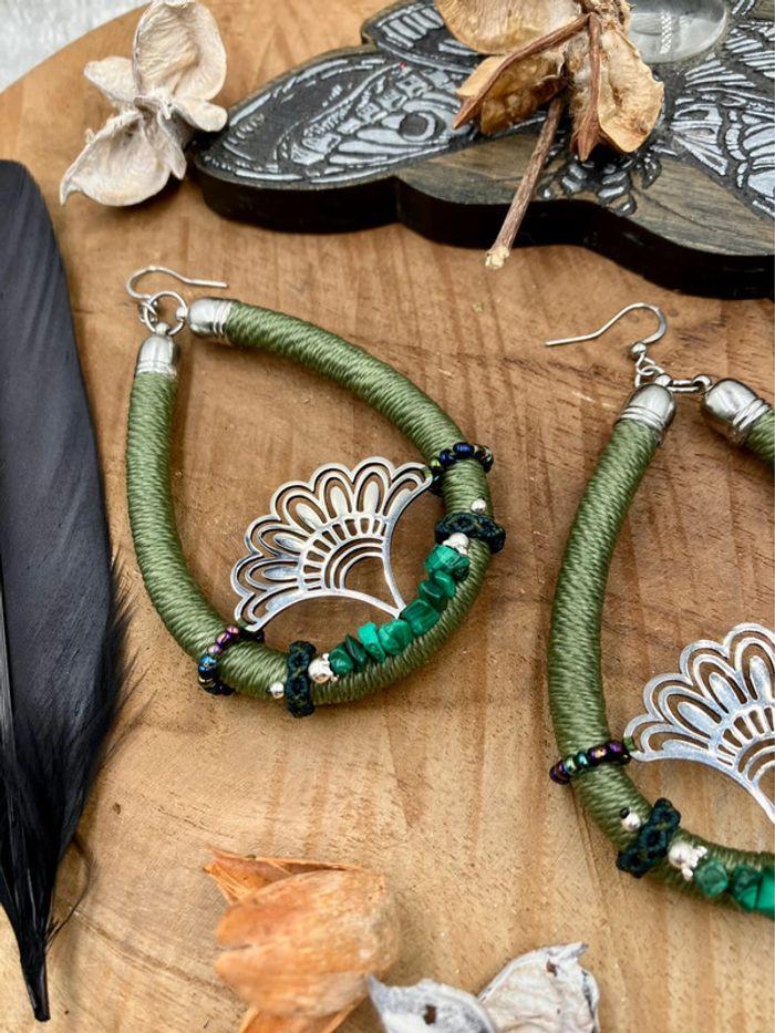 Boucles d’oreilles grosses créoles en macramé avec pierres de Malachite - photo numéro 2