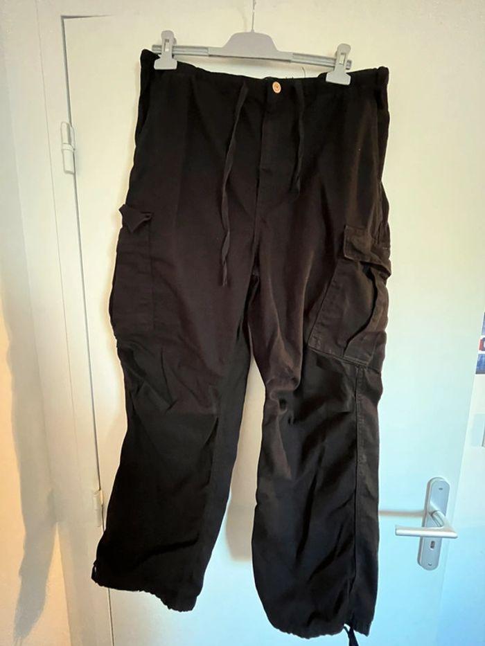 Pantalon noir style parachute cargo extra large Bershka taille 42(XL) - photo numéro 1