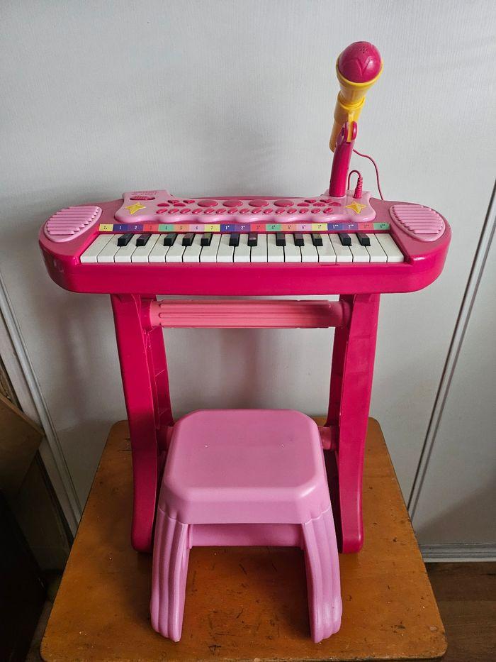 Jouet enfant piano sur pieds avec tabouret bontempi