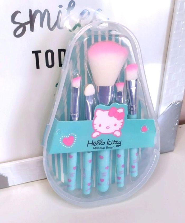 Lot de 5 pinceaux bleu de maquillage, Kawaii, Hello Kitty. Neuf - photo numéro 3