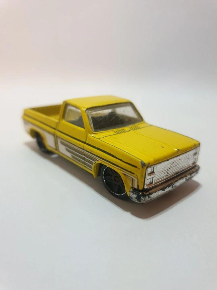 Hot Wheels 83 Chevrolet Chevy Silverado Jaune - 2014 - photo numéro 4