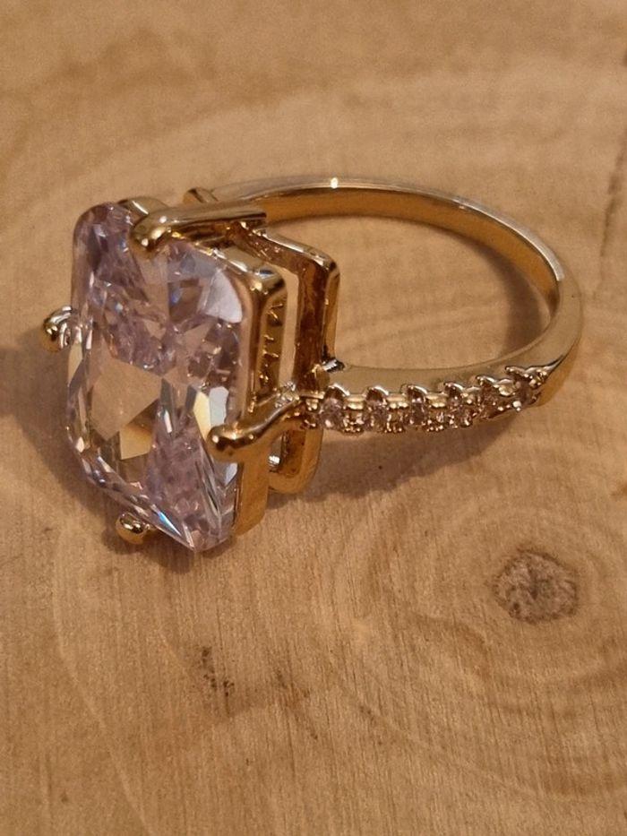 Bague dorée sertie de zirconiums - photo numéro 2