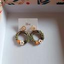 Boucles d'oreilles couronne orange fleur blanche marron vert acier