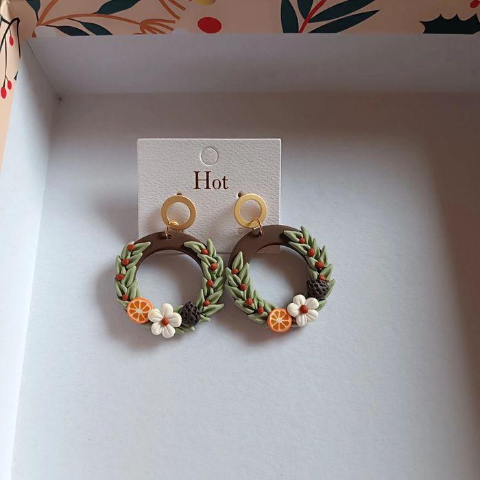 Boucles d'oreilles couronne orange fleur blanche marron vert acier