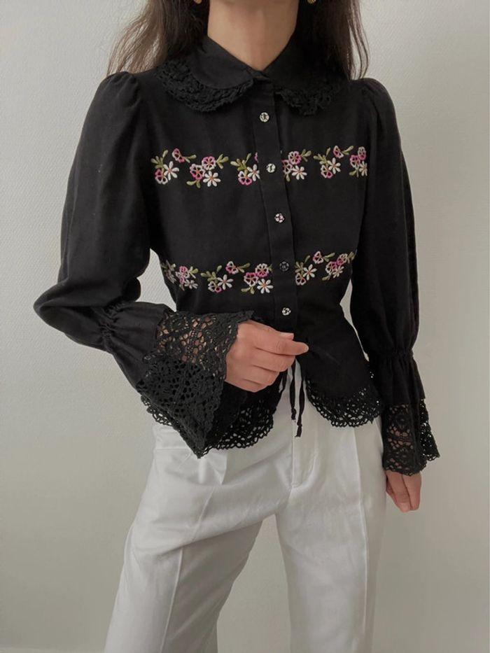 Blouse noire à broderie florale et dentelle - photo numéro 12