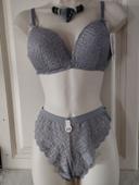 Ensemble de lingerie neuf, sans armatures 85B. Tanga en S/M