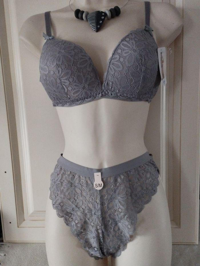 Ensemble de lingerie neuf, sans armatures 85B. Tanga en S/M - photo numéro 1